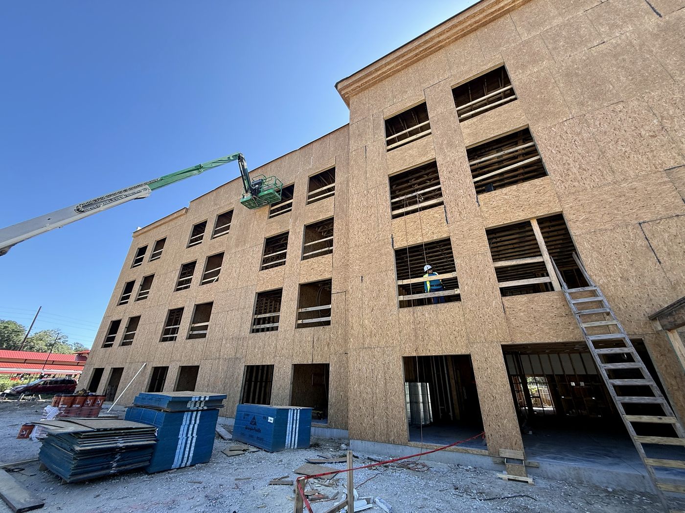 Four-story hotel under construction, before the walls close